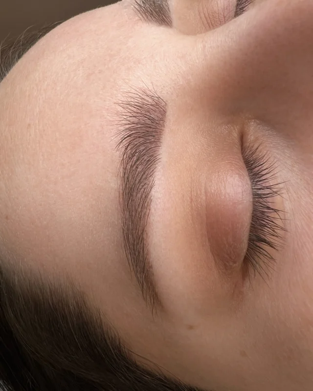 1. Helede efter 6 uge, 2.bryn efter 1 år, 3/4/5 helede efter 6 uge, 7. Bryn efter 1,5 år, 7/8. Bryn efter 2 år. 9/10 Bryn efter 1 år. 
✨ Permanent makeup, der forbliver smukt over tid ✨

På billederne kan du se mine resultater:
✅ Heling efter første behandling
✅ Efter et år
✅ Efter to år

Det er ikke kun vigtigt, hvordan brynene ser ud lige efter behandlingen, men også hvordan de holder sig over tid. Jeg arbejder altid med fokus på naturlige og smukke resultater, der varer i mange år!

Mit arbejde er din garanti for smukke, velplejede bryn – også på lang sigt. ❤️

Book din tid via Booking-systemet i min profil! ✍🏻 #permanentmakeup #smukkeøjenbryn #bryn