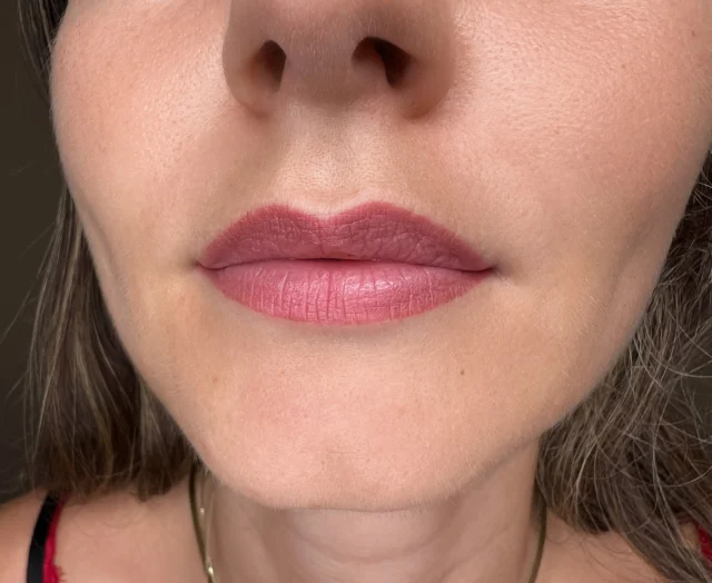 ✨ Permanent makeup til læber – naturligt, som du ønsker det!
Her ser du et helet resultat i en teknik med læbestift-effekt 💄
Farven er jævn, blød og uden hårde konturer – som din yndlingslæbestift, bare permanent.
⠀
💬 Vi tilpasser altid resultatet efter dine ønsker – det vigtigste er, at du føler dig smuk og tryg.

📅 Har du spørgsmål? Book en gratis og uforpligtende konsultation – jeg hjælper dig gerne videre.

Tak fordi du kiggede forbi! 💋

#permanentmakeup #pmulips #læber #kosmetisktattoo #pmudk #pmuartist #læbermedfarve #naturligskønhed #gratisrådgivning #permanentlæbemakeup #skønhedudenbesvær
