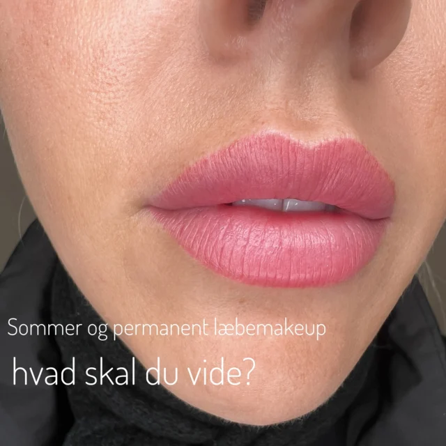 Kan man få permanent læbemakeup om sommeren? Ja!
(Læber helede resultatet og før) 

Permanent makeup på læberne er helt muligt – også om sommeren! Det er faktisk en rigtig god idé, hvis du drømmer om smukke, markerede læber uden at tænke på makeup hver dag. 🌸

Hvad skal du være opmærksom på?
✔ I de første 5 dage efter behandlingen bør du undgå: sauna, pool, solarium, havet og aktiv solbadning.
✔ At gå en tur i solen i hverdagen er ikke noget problem – det vigtigste er bare at undgå at ligge og stege i solen.

Hvis du skal på ferie
Det er bedst at få lavet permanent makeup senest 10 dage før afrejse. Hvorfor? Fordi der kan komme en lille herpesreaktion efter behandlingen, som typisk varer omkring en uge. Så er du sikker på at læberne når at hele pænt inden ferien. ✈️💋

Har du spørgsmål? Skriv gerne! 🌺
#permamentmakeup #pmudenmark #lipblushcopenhagen #læbertattovering